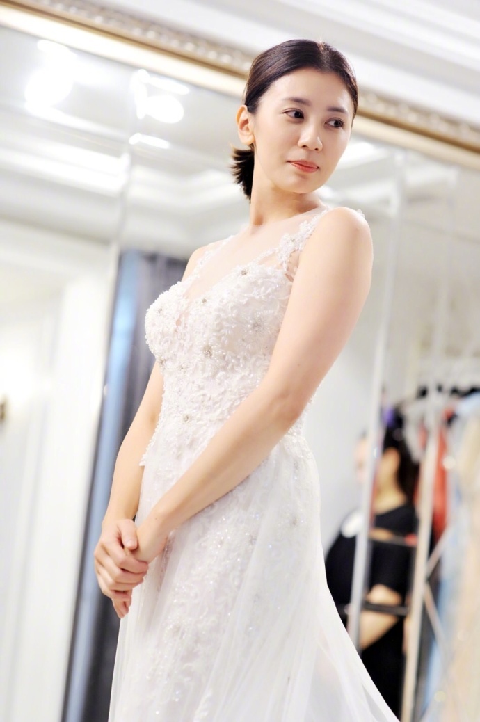 冻龄女神贾静雯,穿纯白婚纱与咘咘亲密合照,幸福且温馨!_新浪看点