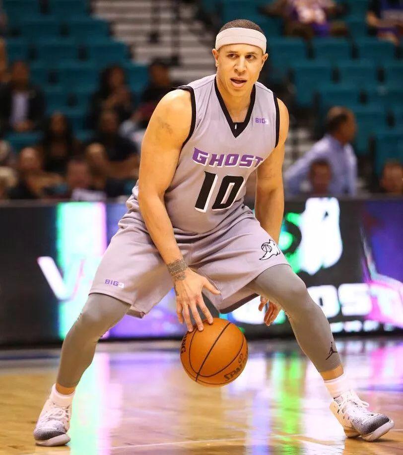 白面书生变身暴力肌肉男,他的一张照片点燃了篮球圈|毕比|暴力|篮球圈