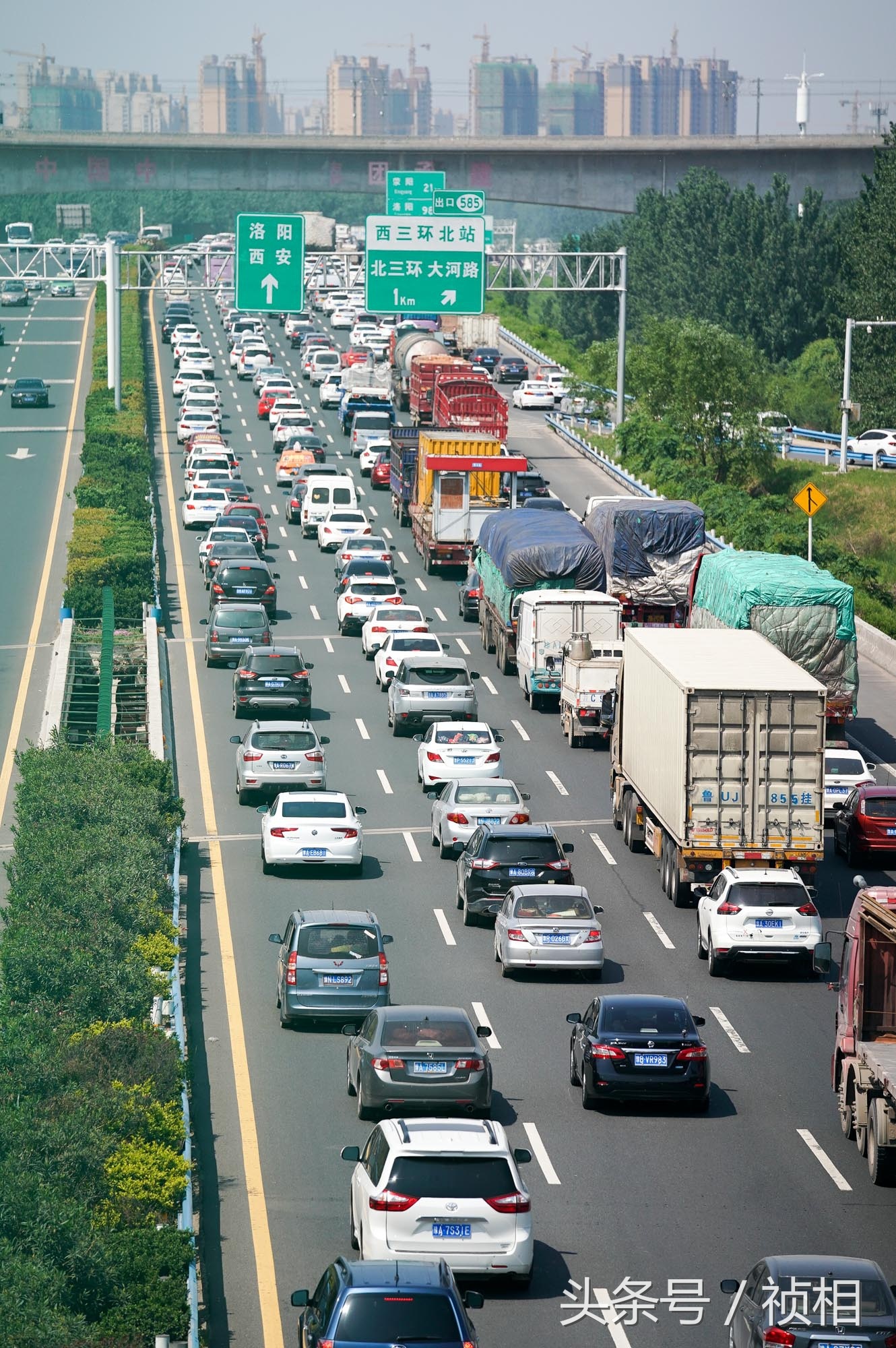 宅家是对的郑州高速现5km堵车长龙五一假期第一天堵你没商量