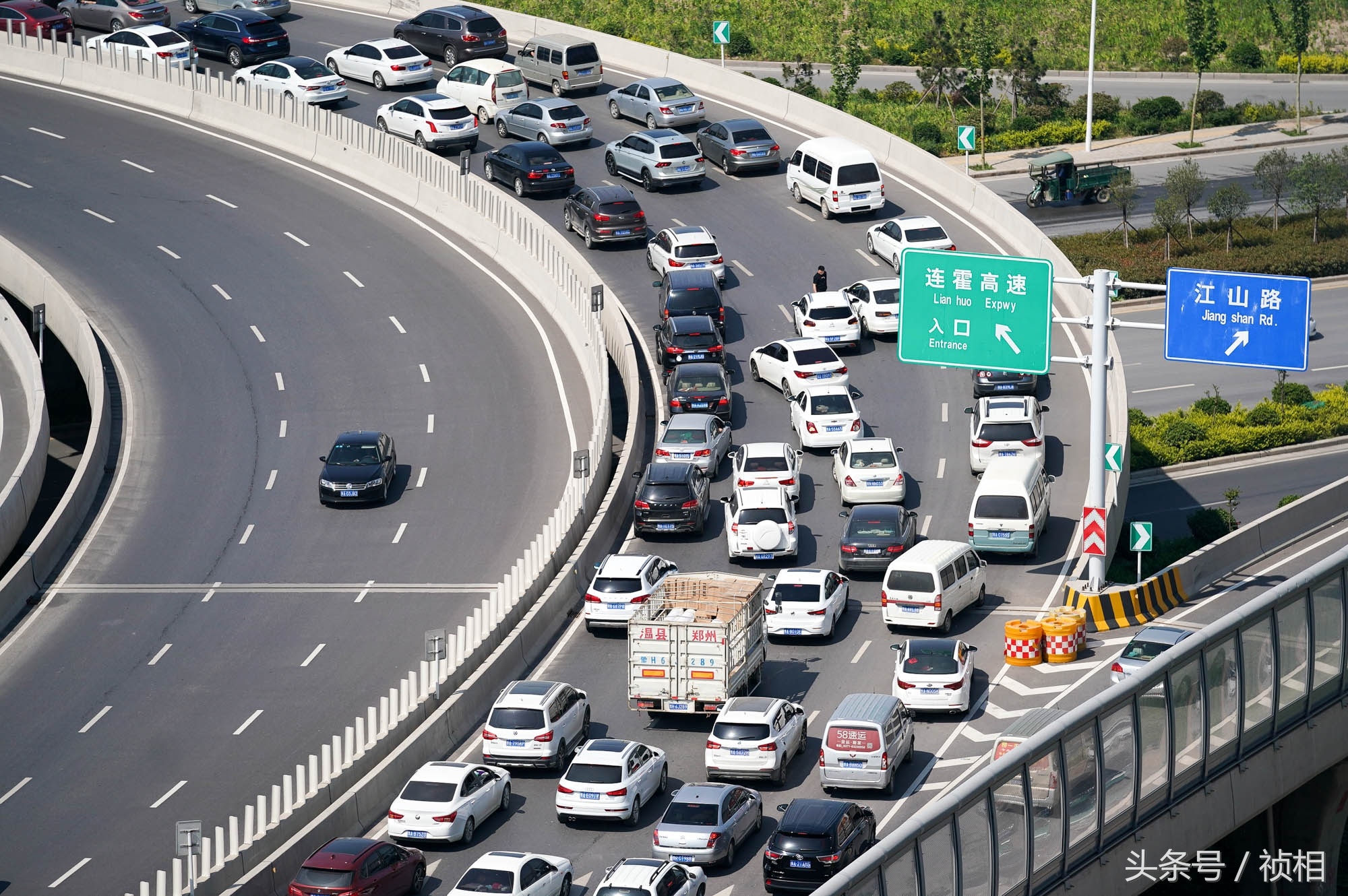 宅家是对的郑州高速现5km堵车长龙五一假期第一天堵你没商量