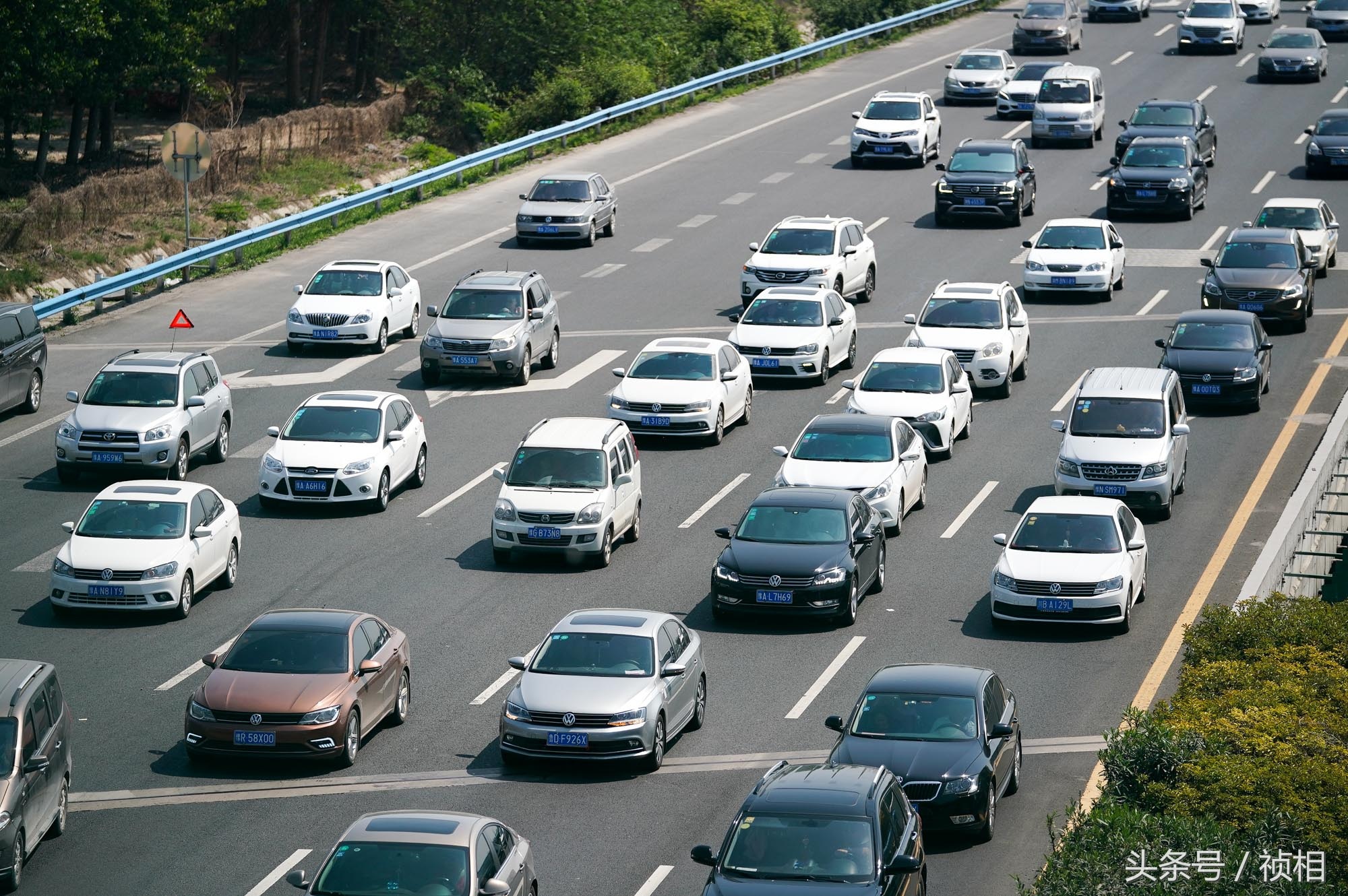 宅家是对的郑州高速现5km堵车长龙五一假期第一天堵你没商量