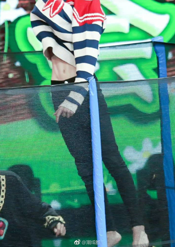 经常练舞的易烊千玺不仅有超强的八块巧克力腹肌