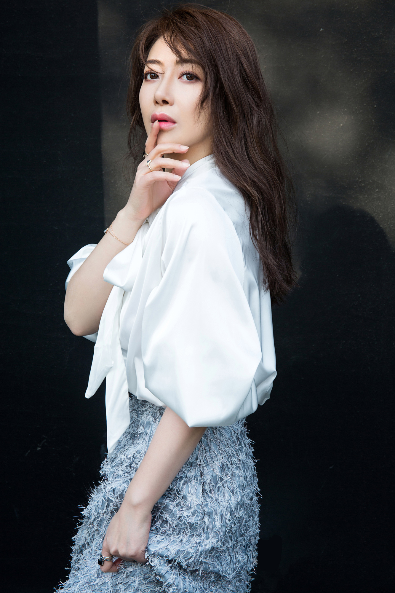 陈紫函曝写真大片 玩转色彩时尚