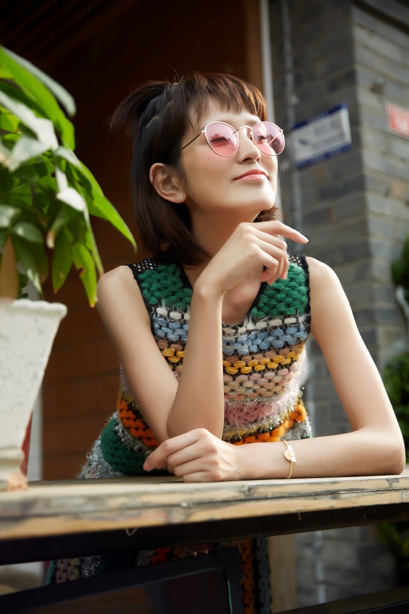 肖茵俏皮街拍曝光 新剧《娘道》演绎民国白富美