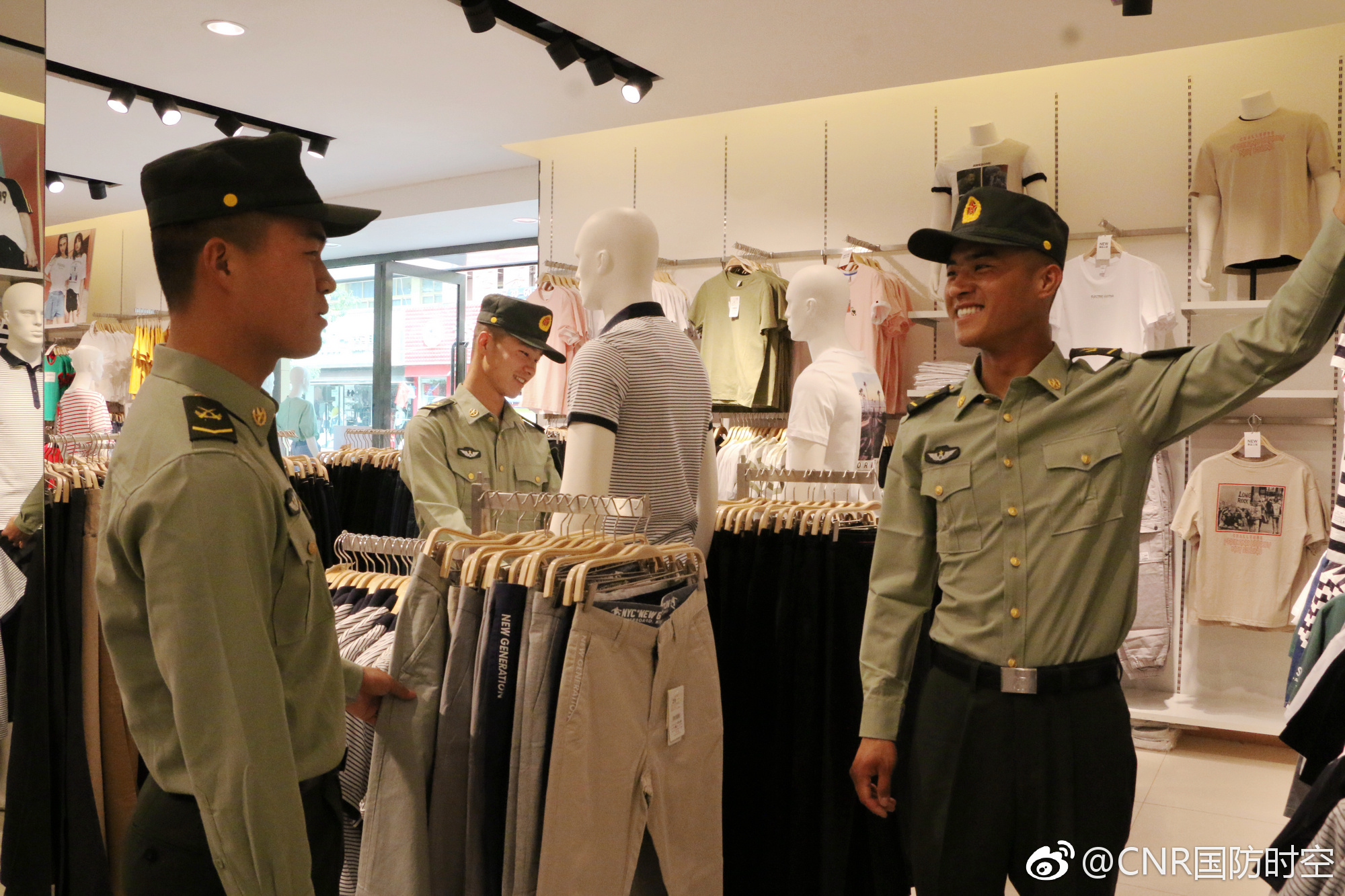 快看新疆军区某团汽车连士官张宇等人着军装外出时的情景,一道风景