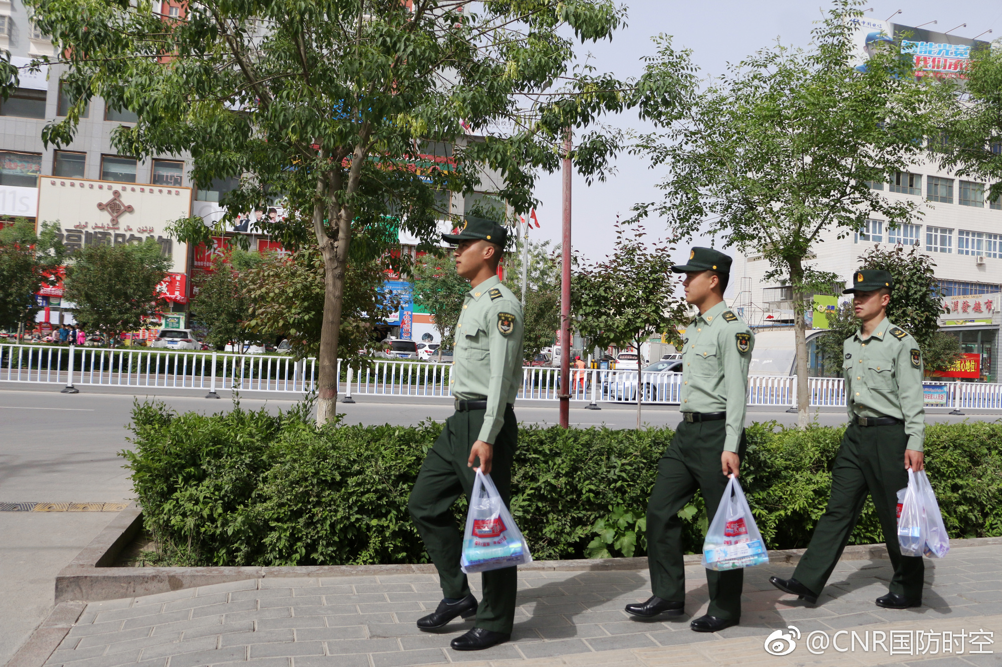 快看新疆军区某团汽车连士官张宇等人着军装外出时的情景,一道风景