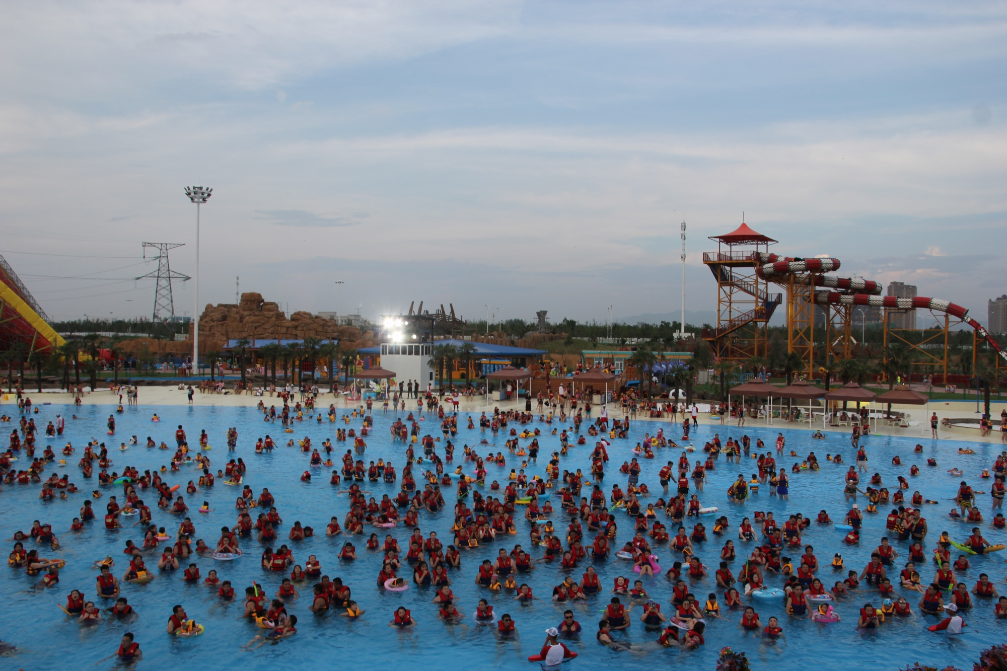 世界小姐惊艳西安华夏文旅水世界丝路电音派对劲爆开嗨