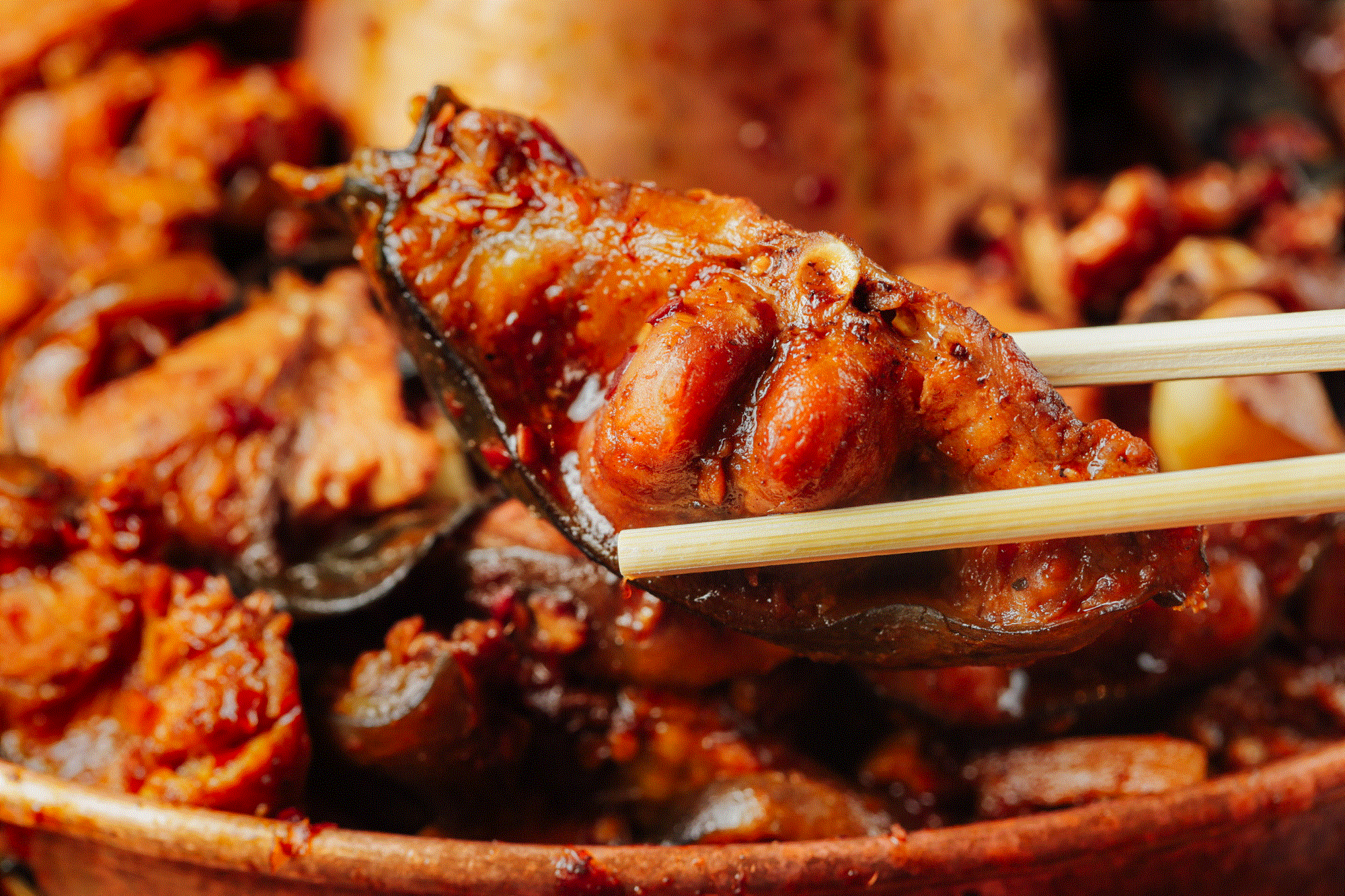 一层梭边鱼一层火锅鸡的新搭配,还是得带点儿辣才过瘾!