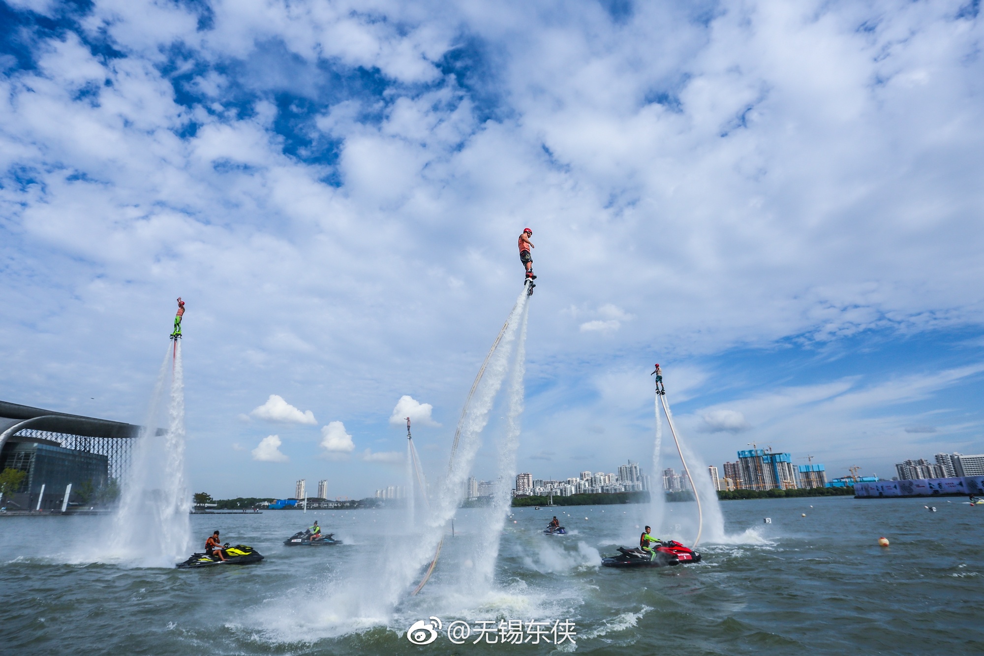 无锡蠡湖,一场不期而遇的水上汽艇飞人表演,好震撼啊