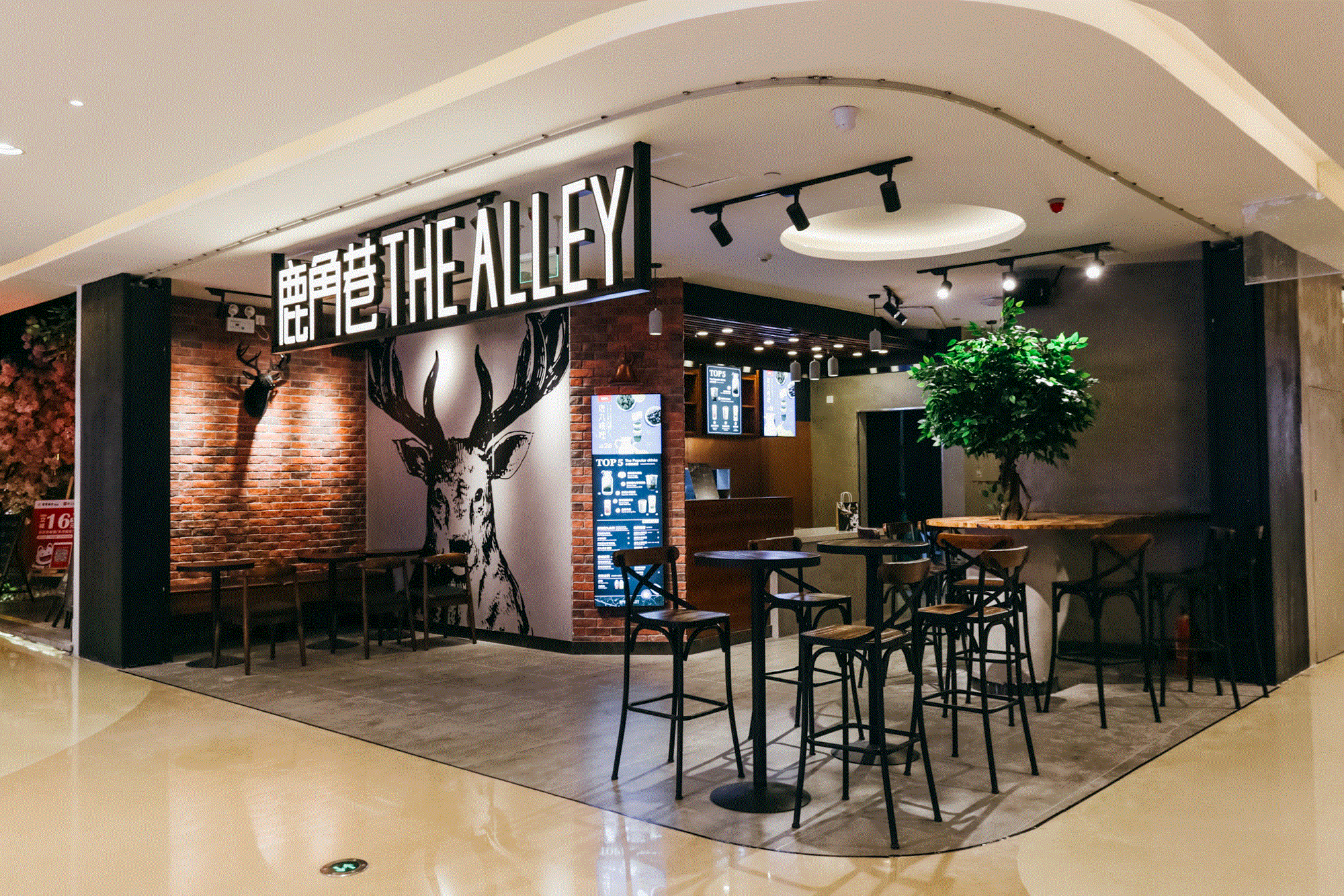 门店才开没几个月火遍全网的「鹿角巷」得算动作最快的之一说起今年