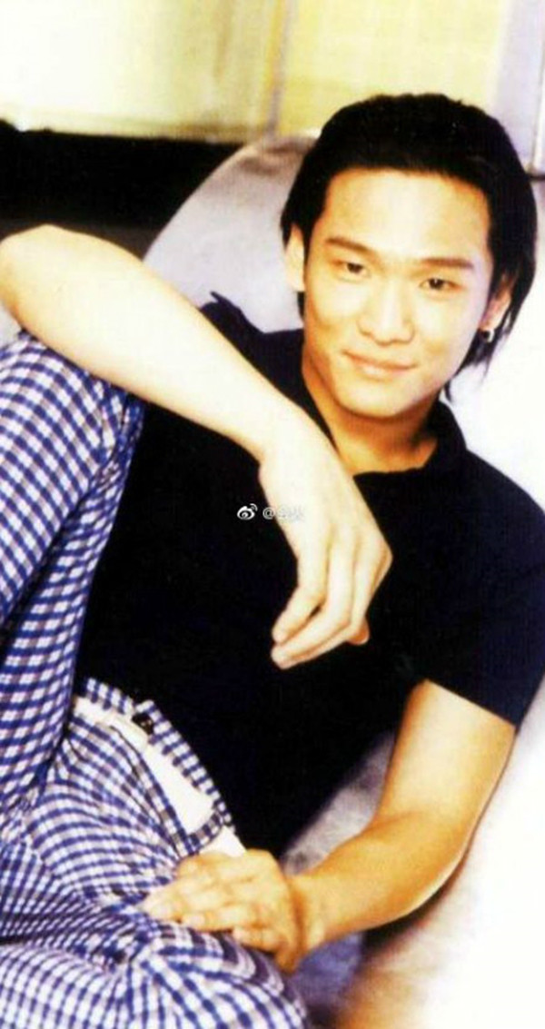 近日六小龄童工作室公布一组昔日旧图,图中年轻时期的张学友,陈自强