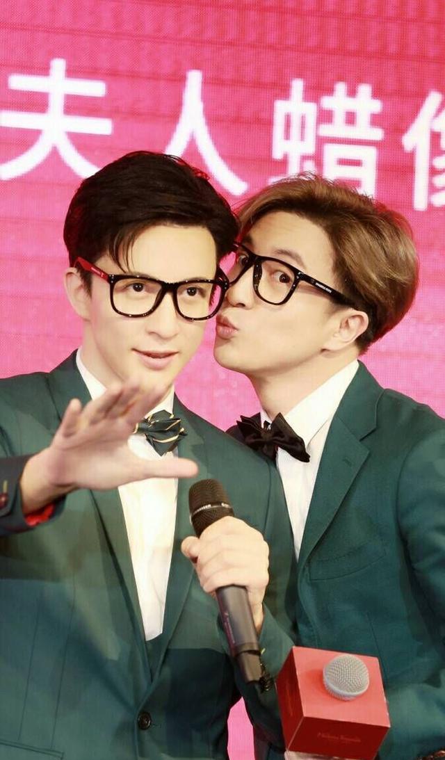 薛之谦终于亲到了自己的脸, 又是摸又是亲, 然后嫌弃自己胖了