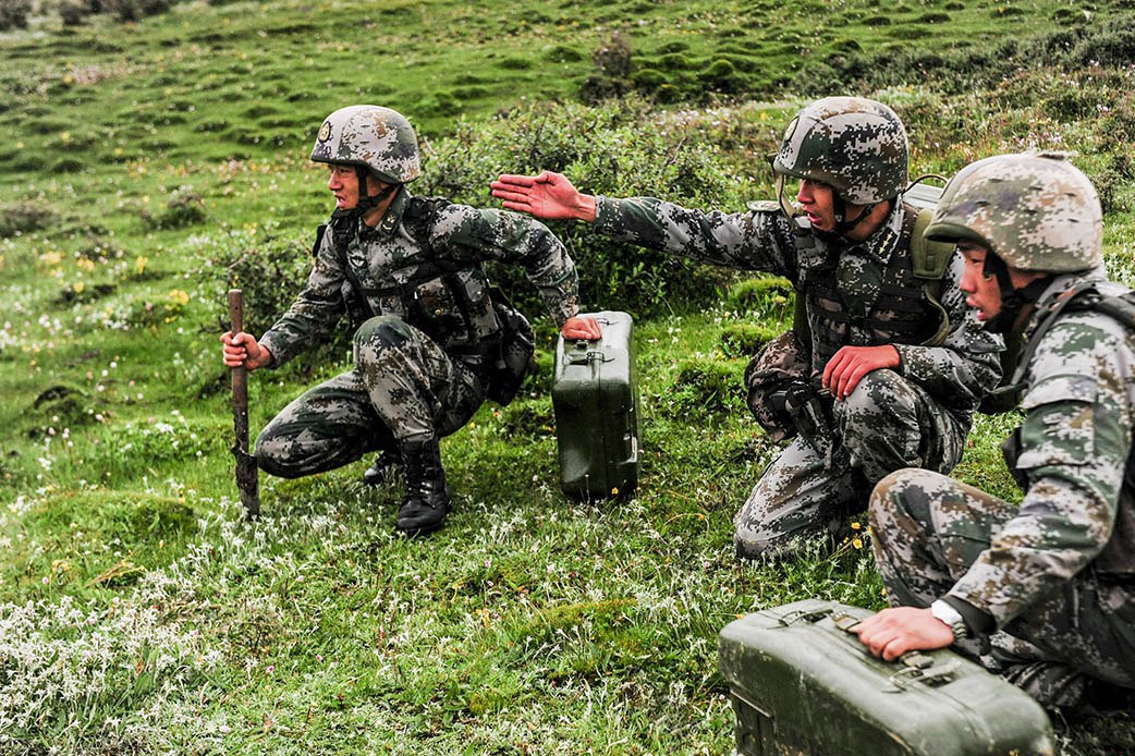 解放军反坦克分队打的敌人寸步难行