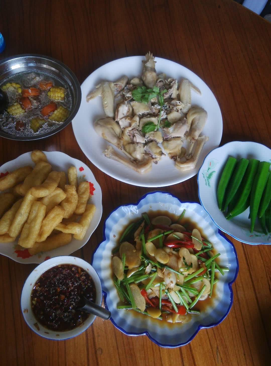 农村里,过年最幸福的就是走亲戚,每家的饭菜都不一样