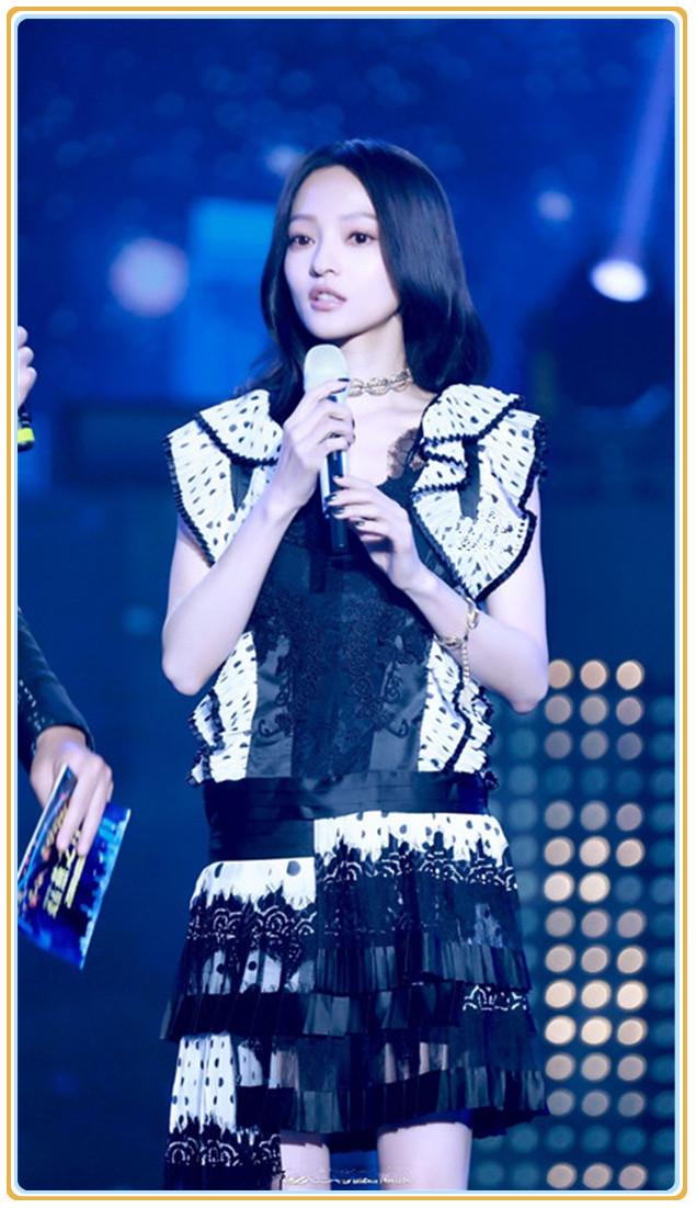 张韶涵真尴尬158身高穿不对称裙秀美腿结果却成五五分身材