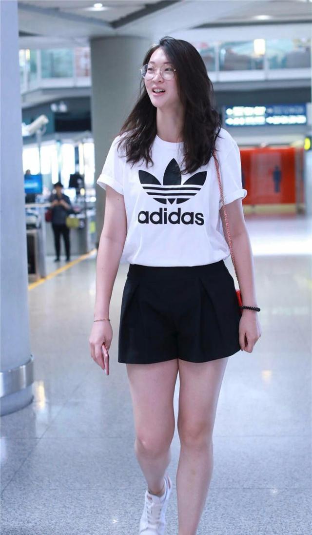 惠若琪长的不是很好看,腿还有点粗!可她不管穿什么就是很有气场