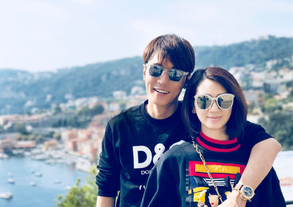 张丹峰洪欣身穿"情侣装"亮相,现场这个动作真是撒了一大把狗粮