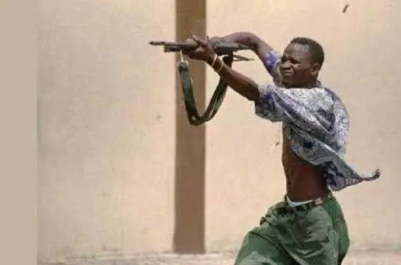 非洲的随缘枪法举头顶开枪有讲究网友打到的都是三生有缘人