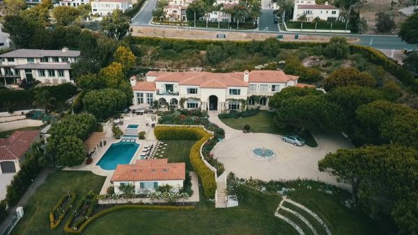 他从中国赚走200亿跑到美国,还让身价2200亿的中国首富成冤大头