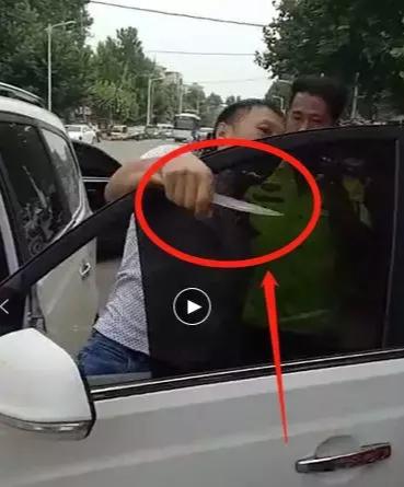 南阳一司机开黑车被查获, 持刀暴力抗法威胁执法人员逃逸!