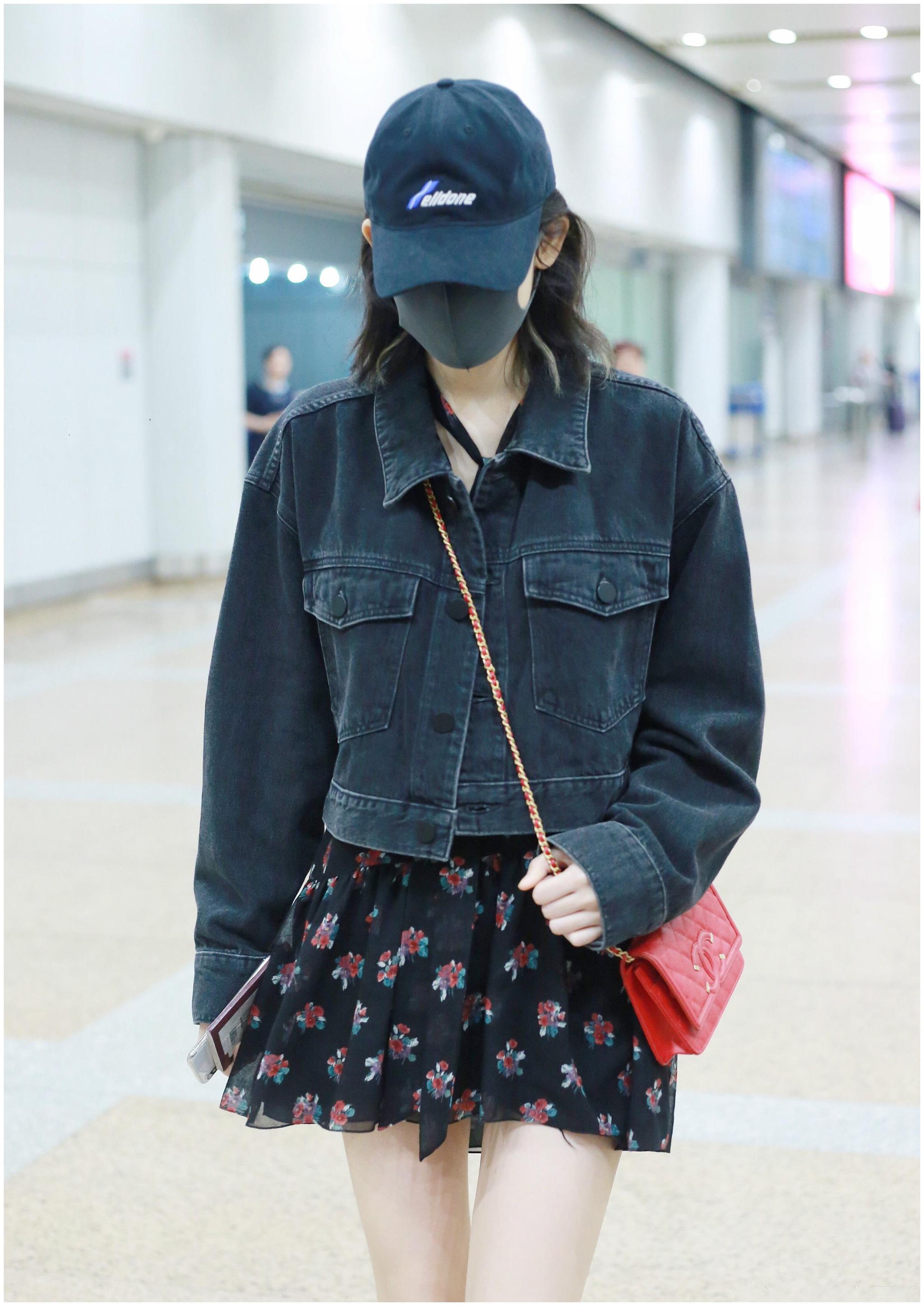 古力娜扎机场秀腿,裙子上的线头太刺眼,网友:明星也穿地摊货?