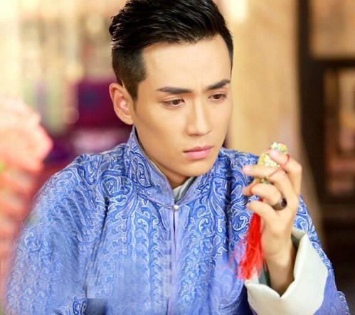 印象最深的就是他和杨蓉主演的《情定三生》,在里面是饰演