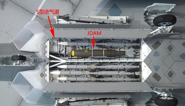 即在發射機腹武器時,掛架會同導彈一起被彈射器