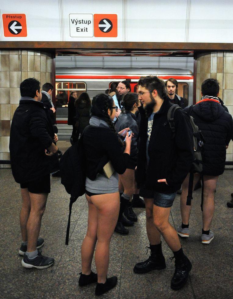 世界蔓延的奇葩节日 男男女女脱了裤子乘坐地铁