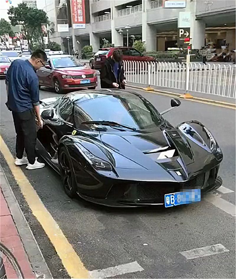 2250万黑色法拉利现广东,车主是富二代,年纪不过30岁!