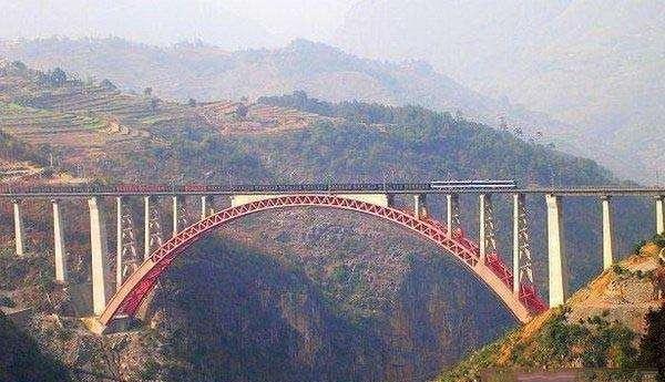 中国这座凹下去的大桥在世界上极其稀有