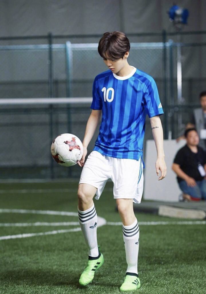 鹿晗上天下足球一句话表白曼联却得罪了这四家球迷粉丝