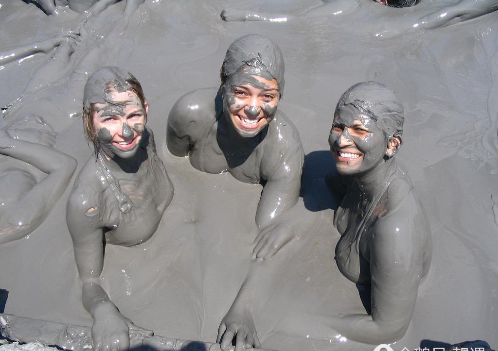 越南泥巴浴吸引了国外游客, 体验一次整个人清爽自如