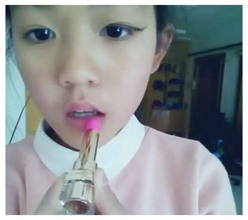 00后化妆术逆天,小学生该不该化妆呢?