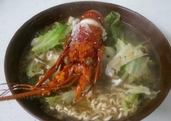 网友:月底了,穷到只能吃泡面,看完他们的泡面,我只想"骂人"