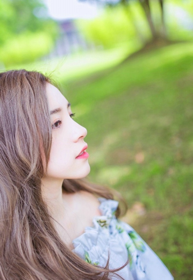 清丽脱俗清纯甜美香肩女生俏皮可爱唯美户外写真