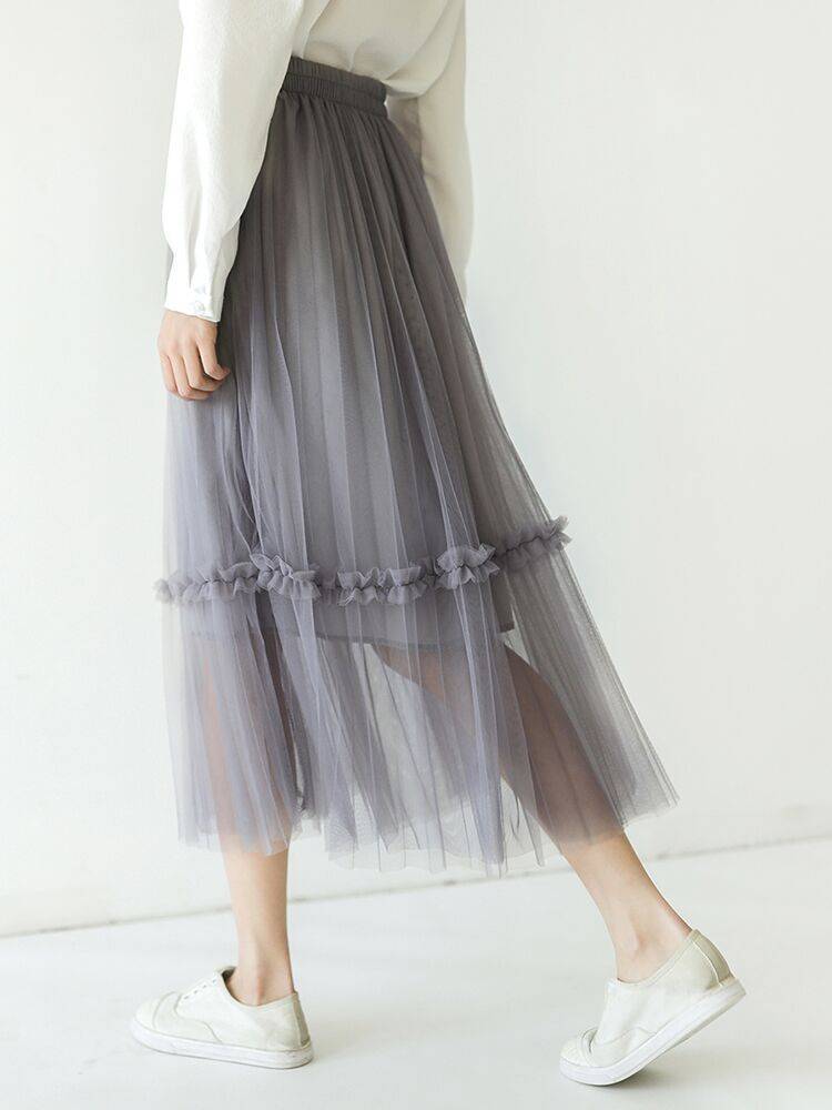 这件黑色的裙子有种蓬蓬裙的感觉!而且显的腰身非常的纤细!