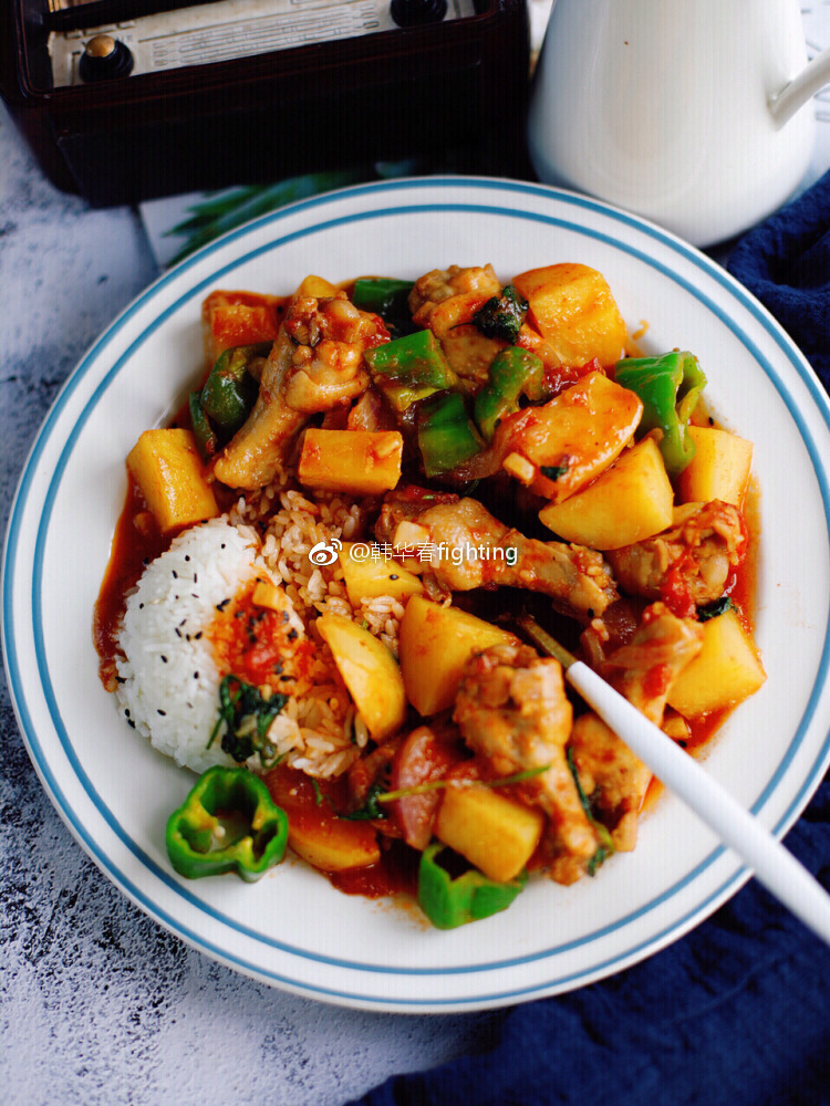 番茄土豆鸡肉饭,浓郁的番茄汁包裹着米饭,超好吃.