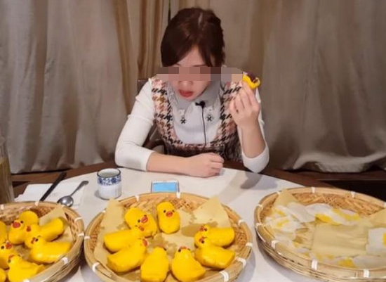 正吃的尽兴,却不小心暴露自己的秘密|包子|女子|小黄鸭_新浪新闻