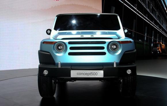 全新新北京212的车门被改成了方门造型,有点像牧马儿的感觉.