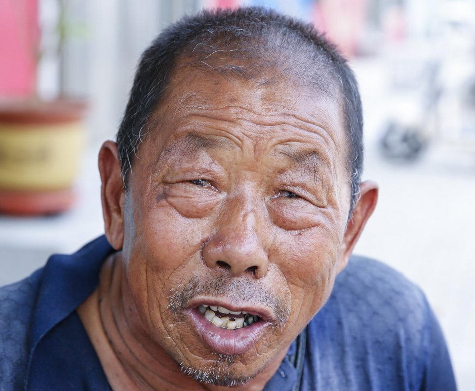 农村大集,70岁农民大爷烈日下小生意,一天挣了6元钱,看看咋样