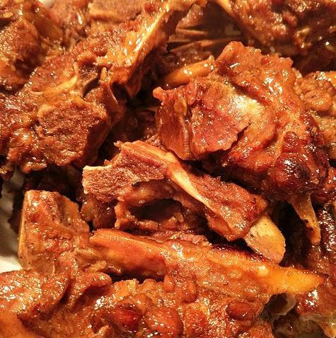 炖大骨头是东北的一大特色,马上要过年了,千家万户年夜饭必上菜