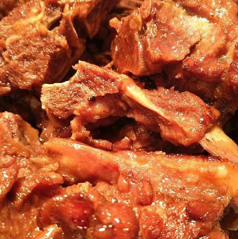 炖大骨头是东北的一大特色,马上要过年了,千家万户年夜饭必上菜