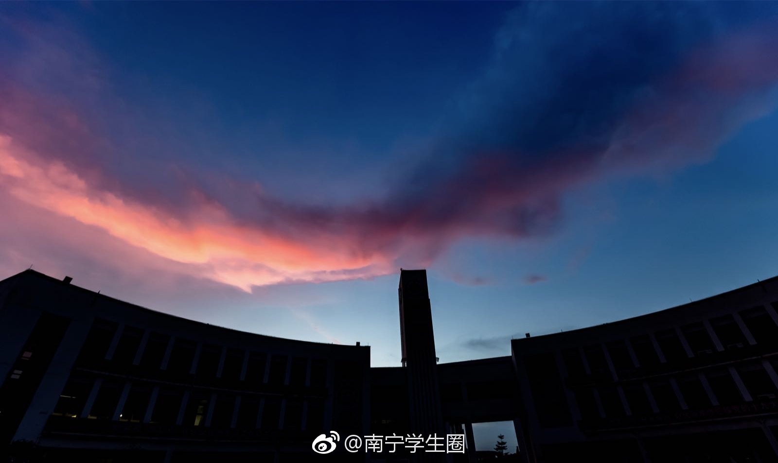 来自南宁广西财经学院相思湖校区的校园风景~你们觉得怎么样