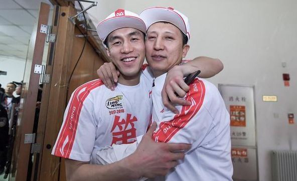 大姚为辽宁男篮颁奖时的表情是这样的?难道和他预测的不一致?