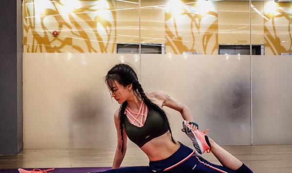 照片中,母其弥雅扎着双马尾搭配清爽的运动衣,秀出紧致有型的腹肌