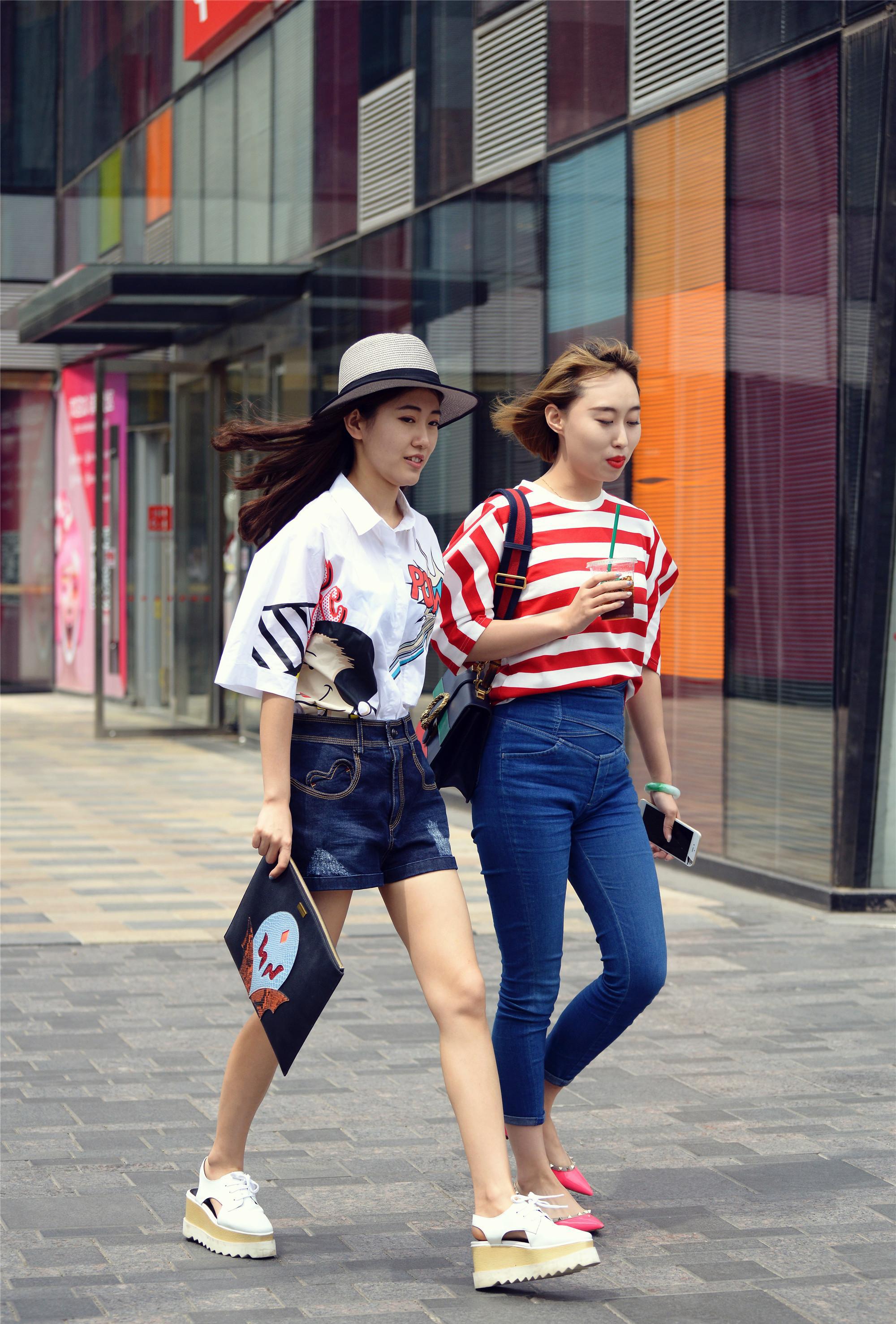 街拍:两位时尚清新的闺蜜逛街,她们都不约而同的去精心搭配一番