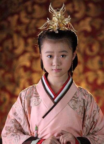 历史上唯一的一位"处女"皇后,曾经嫁给舅舅,到死还是处女身!