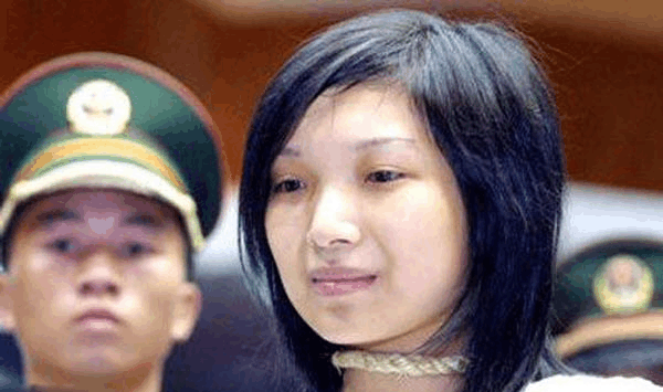 被捕时的陶静 法庭上的陶静 法庭上的陶静 因替男友携毒于1991年10月