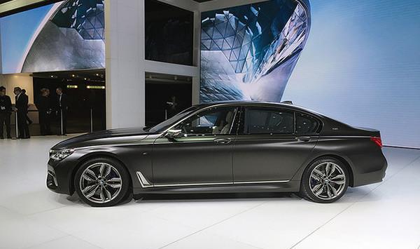 热剧《我的前半生》贺涵(靳东 饰)开的可不是普通的车