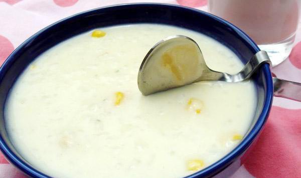 慢慢和成人一样进食,主要顺序有: 4个月前纯母乳; 4-6个月:米糊(粉)